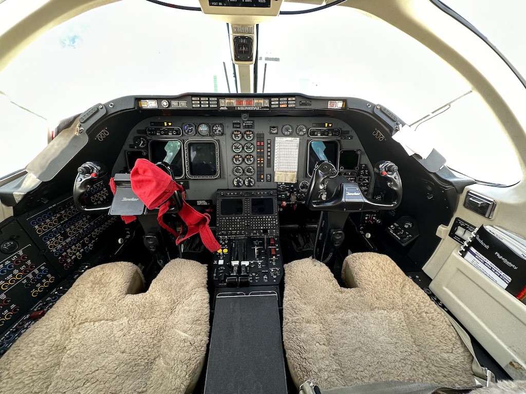 2007 Hawker 400XP For Sale Italy. 5366 hrs. AvBuyer