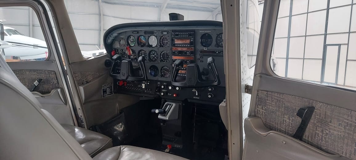 1998 Cessna 172, photo 2