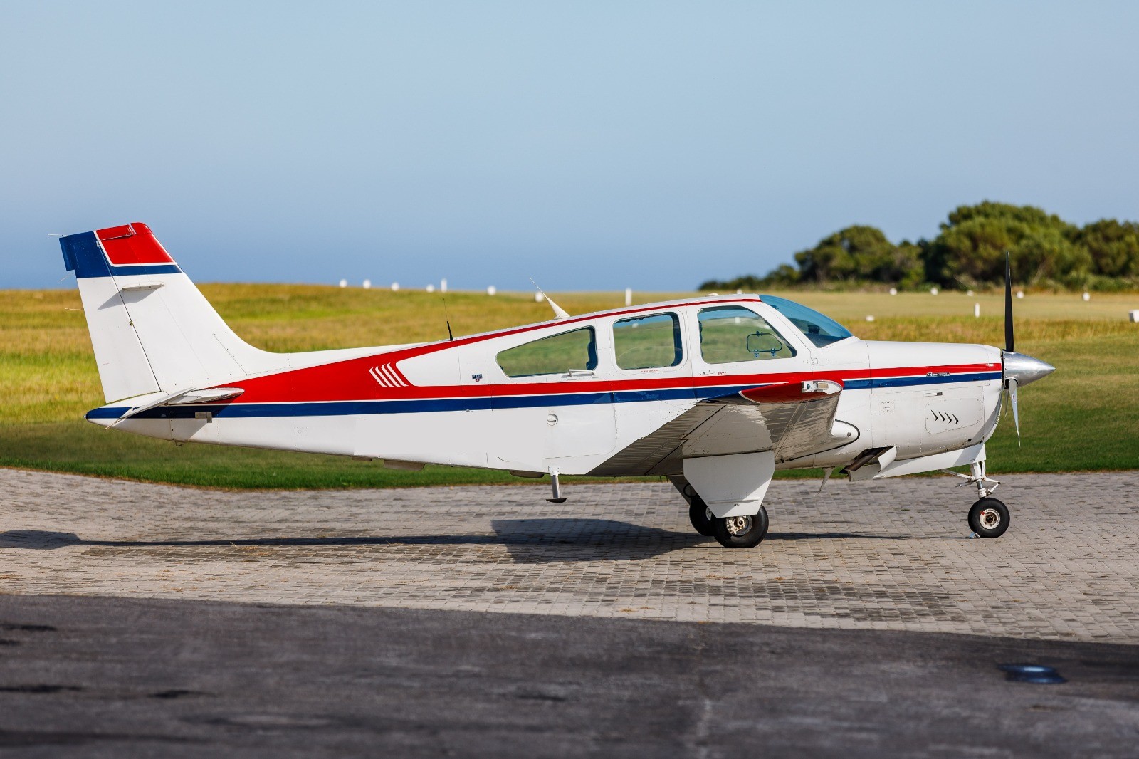 1990 Beechcraft F33A Bonanza, photo 1