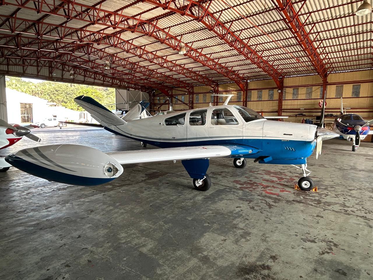 비치크래프트 V35B Bonanza 1978 사진 2