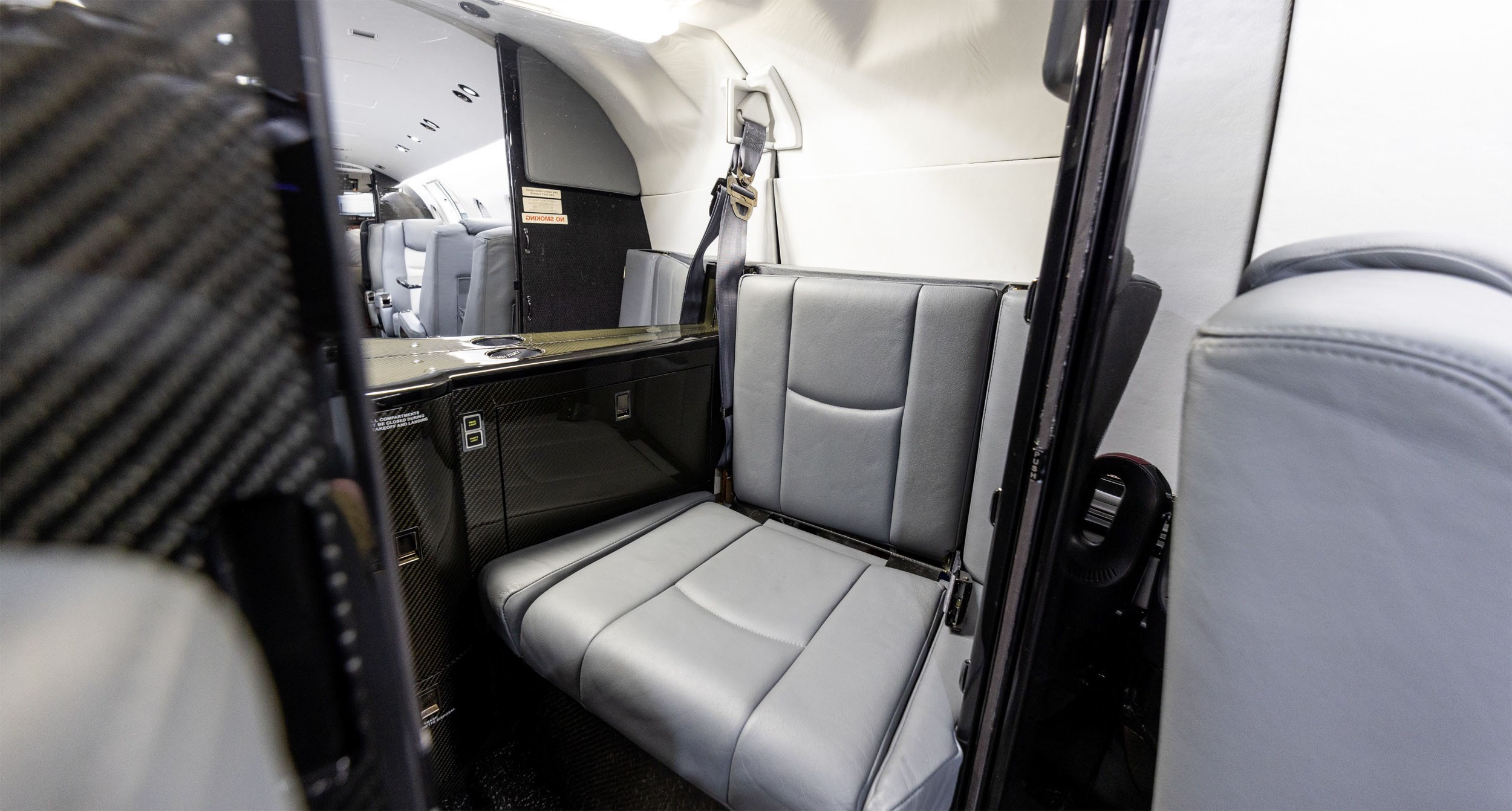 2006 Hawker 400XP For Sale Canada. 2588 hrs. AvBuyer
