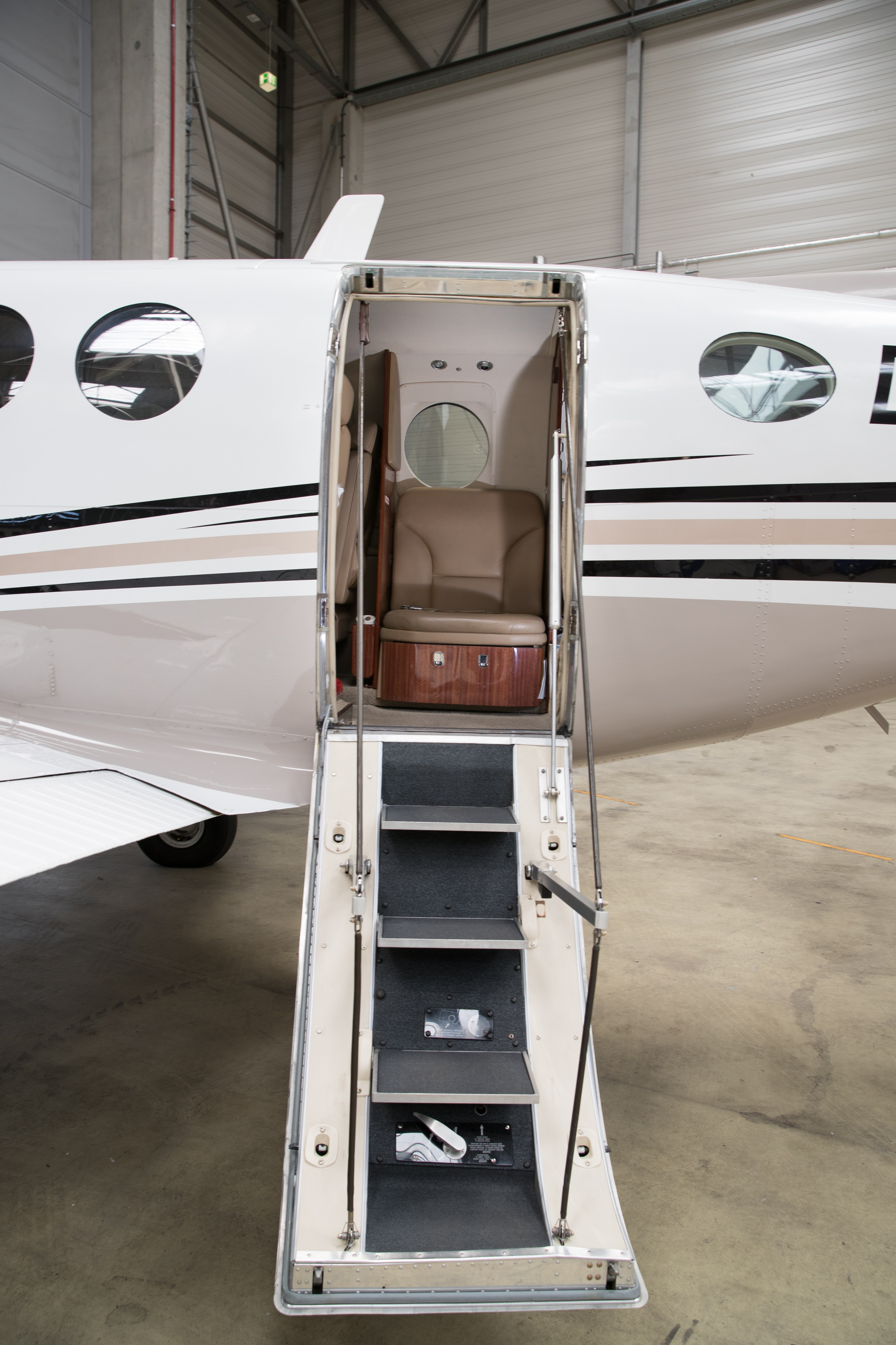 2010 Beechcraft King Air C90GTx, photo 6