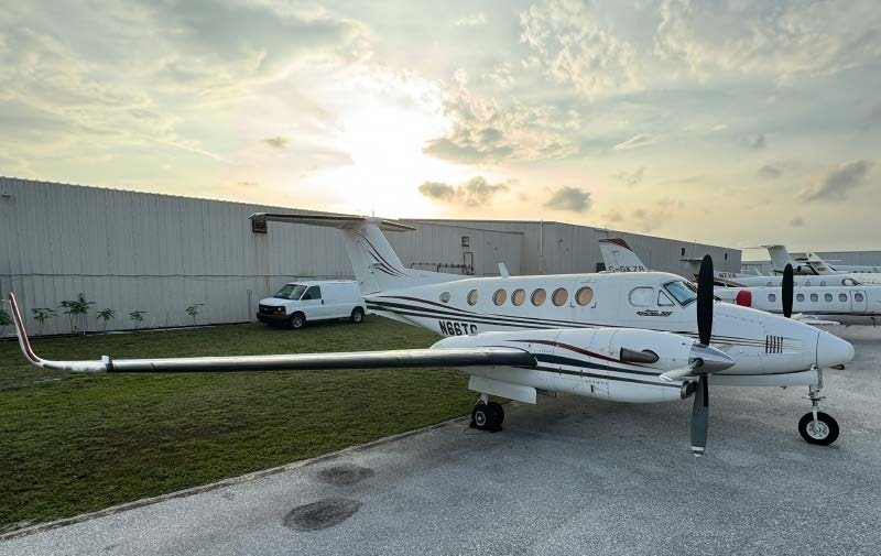 1988 Beechcraft King Air 300, photo 1