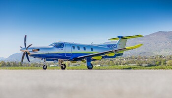 A*i様 Pilatus PC-12 NGX 模型　元箱付き hq720.jpg?sqp=-