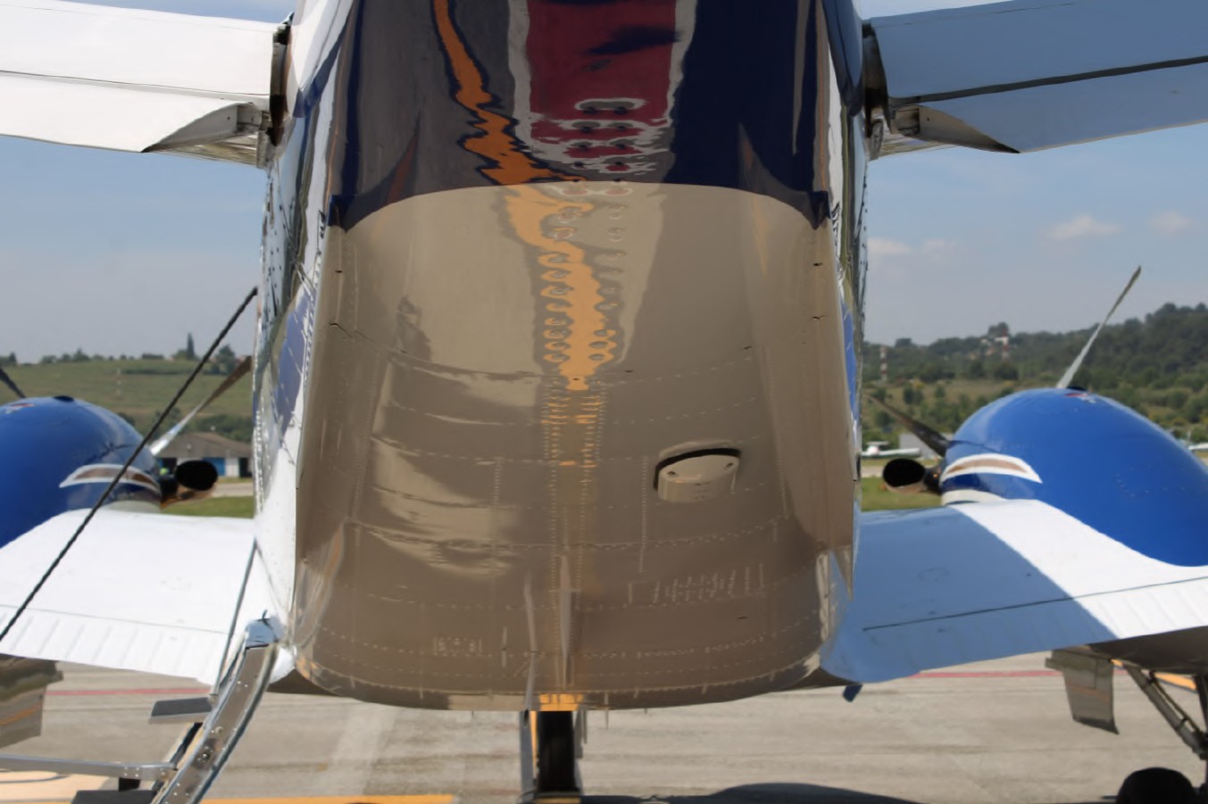 1985 Beechcraft King Air C90A, photo 2