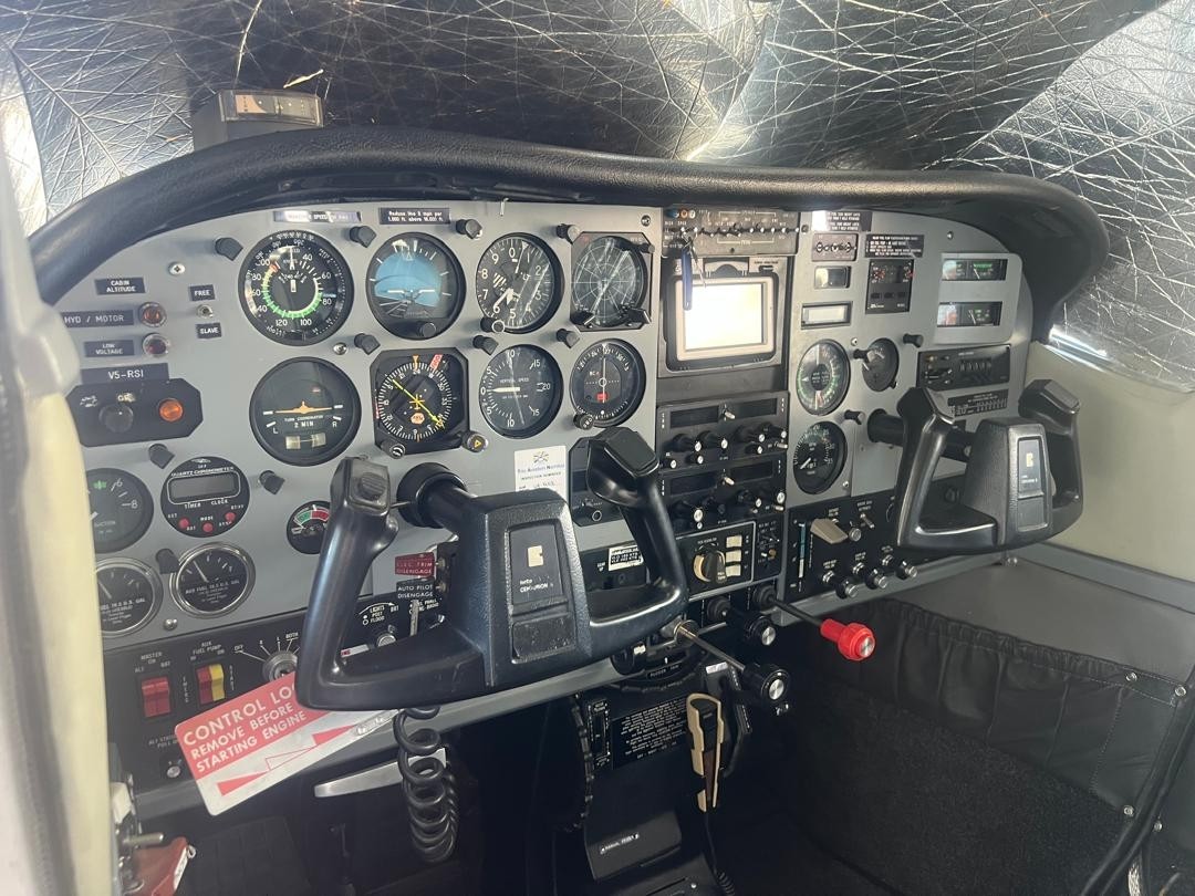 1981 Cessna 210, photo 2