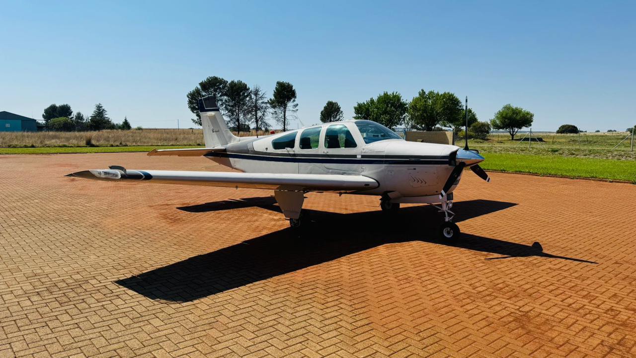 비치크래프트 F33A Bonanza 1989 사진 1