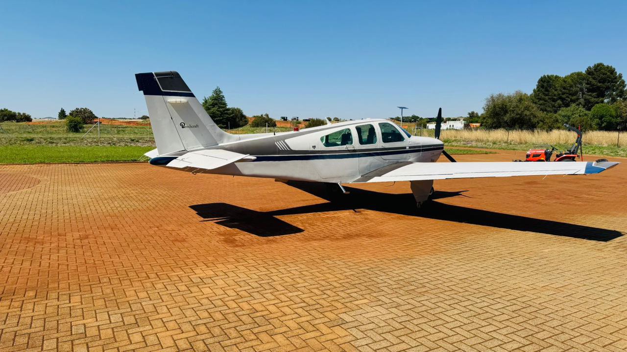 비치크래프트 F33A Bonanza 1989 사진 3
