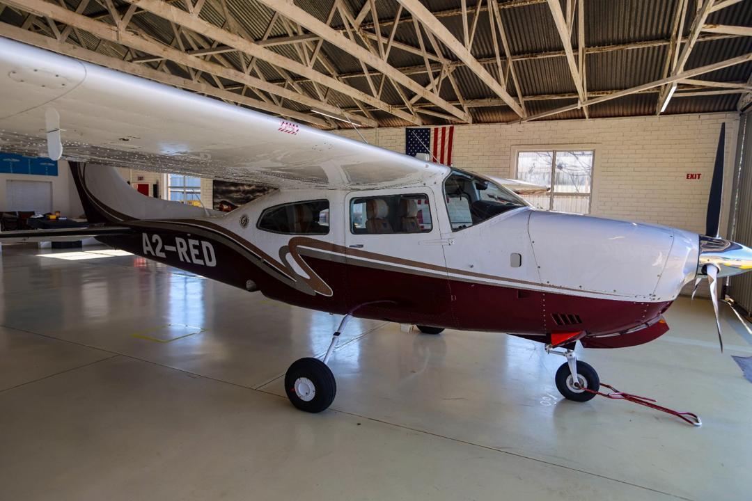 1975 Cessna 210, photo 2