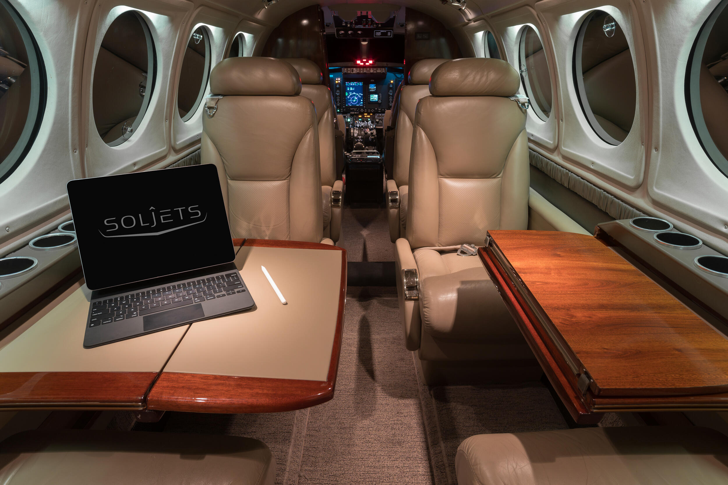 2007 Beechcraft King Air B200 (N223MW), photo 3