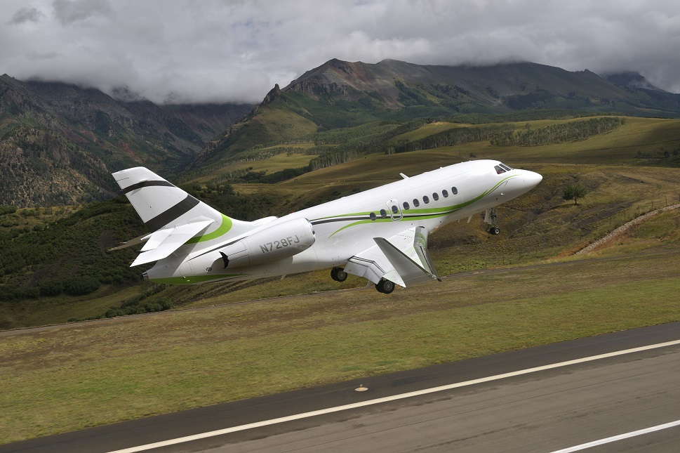 Dassault Falcon 2000S private jet taking-off